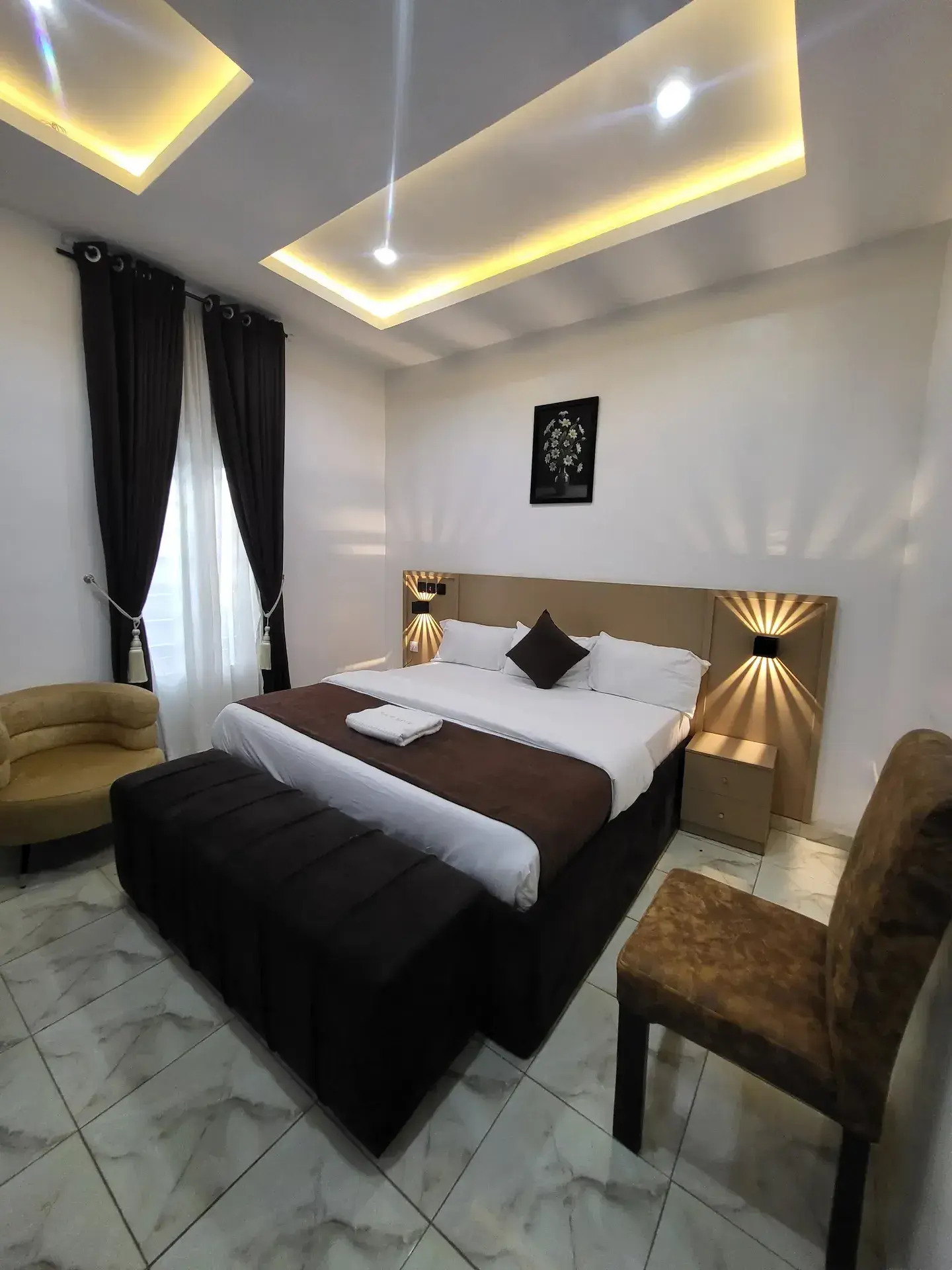 https://pub-ff955b52a60f4b389a6ebb266e2b8bbd.r2.dev/images/First Room Downstairs/20260516_165137.jpg.jpg | Kedo Hotel and Suite